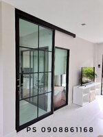 กั้นห้องด้วยประตูบานแขวนเดี่ยวคาดลายลูกฟักหรือแทนประตูเดิมอลูมิเนียมสีดำกระจกเขียวตัดแสง