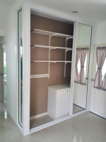 กั้นตู้เก็บของด้วยอลูมิเนียมสีอบขาวกระจกเงาบานเลื่อน3บานพร้อมบานตาย