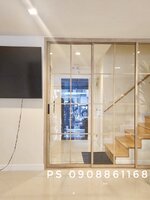 ประตูบานเลื่อนสามบานอิสระอลูมิเนียมลายไม้มูจิกระจกใสคาดลายลูกฟักสไตล์ญี่ปุ่น