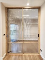 กั้นห้องแต่งตัวด้วยประตูบานเลื่อนอลูมิเนียมลายไม้มูจิกระจกลอนแก้ว