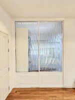 กั้นห้องแต่งตัวwalkinclosetด้วยประตูบานเลื่อนอลูมิเนียมสีขาวกระจกลอนแก้ว