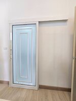 ประตูห้องน้ำบานเลื่อนแขวนเดี่ยวอลูมิเนียมสีขาวกระจกฝ้าลายลูกฟักสไตล์ยุโรป