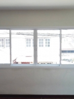 บานเลื่อนสลับ4บานอลูมิเนียมสีขาวกระจกเขียวใสตัดแสง