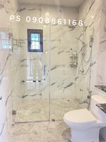 กั้นแบ่งส่วนเปียกแห้งในห้องน้ำด้วยกระจกเทมเปอร์โดยใช้บานเปิดพร้อมบานตาย