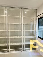 บิ้วอินตู้เก็บของและตู้โชว์ด้วยประตูบานเลื่อนกระจกอลูมิเนียมพร้อมชั้นวาง