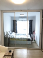 กั้นห้องนอนห้องนั่งเล่นด้วยบานเลื่อนสามบานกระจกอลูมิเนียมพลัมคอนโดสามัคคีนนทบุรี