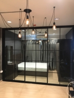 กั้นห้องบานเลื่อนสามบานลูมิิเนียมสีดำพร้อมคาดคิ้วลายตารางเข้ากับห้องแนวลอฟ