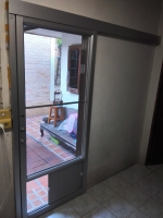 ประตูมุ้งลวดอลูมิเนียมบานแขวน พร้อมช่องล่างสำหรับสัตว์เลี้ยง