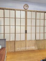 กั้นประตูห้องนอนด้วยประตูบานเลื่อนหกบานเลื่อนไปเก็บสองบานอลูมิเนียมลายไม้มูจิสไตล์ญี่ปุ่น