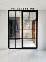 ประตูบานเลื่อนแขวนหนึ่งบาน บานตายหนึ่งบานอลูมิเนียมสีดำกระจกใสสไตล์โมเดิร์น สวยงาม แข็งแรง ทนทาน ไม่มีรางที่พื้น