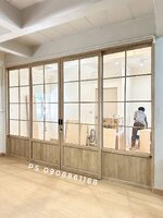 กั้นห้องกระจกในบ้านด้วยประตูบานเลื่อนแขวนอลูมิเนียมลายไม้มูจิกระจกใสสไตล์ญี่ปุ่น