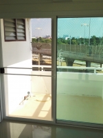 ประตูบานเลื่อนสลับ อลูมิเนียมสีขาวพร้อมประตูมุ้งลวด