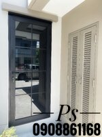 ประตูบานเปิดอลูมิเนียมสีดำกระจกสีชาคาดลายลูกฟัก หมู่บ้านเวนิว