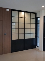กั้นห้องประตูบานเลื่อนกระจกฝ้าอลูมิเนียมสีดำแนวโมเดิร์นคาดลายลูกฟัก