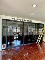 กั้นห้องกระจกด้วยประตูบานเลื่อนอลูมิเนียมสีดำกระจกชาดำพร้อมช่องและประตูแมว