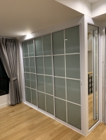 บิ้วอินตู้เก็บของอลูมิเนียมสีขาวกระจกฝ้าแนวลอฟท์