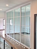 กั้นห้องหน้าโถงบันไดด้วยประตูบานเลื่อนเซมิยูโรอลูมิเนียมสีขาวกระจกเขียวตัดแสงคาดลายลูกฟัก