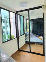 ตู้เสื้อผ้าบิ้วอินประตูบานเลื่อนอลูมิเนียมสีดำกระจกเงาพร้อมชั้นและราวแขวนเสื้อ