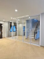 กั้นห้องกระจกหกบานเลื่อนไปเก็บสองบานซ้ายขวาเลื่อนได้อิสระอลูมิเนียมสีขาวกระจกใสสไตล์โมเดิร์น