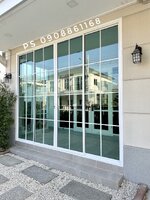 กั้นโถงหน้าบ้านด้วยประตูบานเลื่อนพร้อมบานตายด้านข้างอลูมิเนียมสีขาวกระจกเขียวตัดแสงสไตล์โมเดิร์น สวยงาม กันน้ำ กันฝุ่น