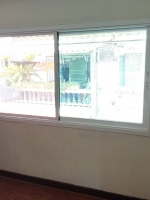 หน้าต่างบานเลื่อนสลับ2บานอลูมิเนียมสีขาวกระจกเขียวใสตัดแสง