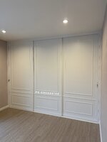 กั้นห้องนอนเสริมฮวงจุ้ยด้วยประตูบานเลื่อนอลูมิเนียมสีขาวแผ่นไม้สีขาวเลื่อนได้อิสระสวยโมเดิร์น