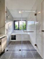 กั้นแบ่งส่วนเปียกแห้งในห้องน้ำด้วยกระจกเทมเปอร์ มือจับและอุปกรณ์สแตนเลส