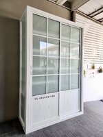 บิ้วอินตู้เก็บของในโรงรถด้วยประตูบานเลื่อนอลูมิเนียมสีขาวกระจกฝ้าพร้อมชั้นวางของด้านใน กันน้ำ ทนแดด ทนฝน