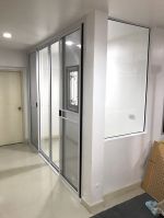 กั้นห้องแมวภายในบ้านด้วยกระจกอลูมิเนียมบานเลื่อนสี่บาน