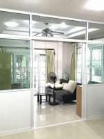 กั้นห้องนั่งเล่นเพื่อติดแอร์ด้วยประตูบานเลื่อนสี่บานแบบมีลูกฟูกอลูมิเนียมทึบด้านล่างแทนกระจก