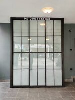 บิ้วอินตู้รองเท้าบานเลื่อนอลูมิเนียมสีดำกระจกฝ้าสไตล์โมเดิร์น พร้อมชั้นวางของที่ออกแบบเองได้ตามความต้องการ ทนแดด ทนฝน