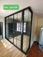 กั้นห้องwalkinclosetสไตล์ลอฟท์ด้วยประตูบานเลื่อนสามบานอลูมิเนียมสีดำกระจกเข้ามุม