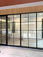 กั้นโรงรถในบ้านเป็นห้องด้วยชุดประตูบานเลื่อนกระจกอลูมิเนียม