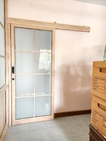 ประตูบานเลื่อนแขวนอลูมิเนียมลายไม้มูจิกระจกฝ้าคาดลายลูกฟัก