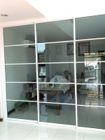 กั้นห้องครัวด้วยประตูบานเลื่อนอลูมิเนียมสามบานกระจกนิรภัยคาดลายลูกฟัก