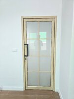 ประตูห้องบานสวิงอลูมิเนียมลายไม้มูจิกระจกฝ้าคาดลายลูกฟักสไตล์ญี่ปุ่น