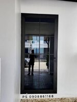 ประตูบานเปิดครัวไทยนอกด้วยประตูบานเปิดอลูมิเนียมสีดำกระจกสีชาดำแบบกันน้ำกันแมลง100%