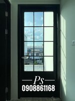 ประตูบานเปิดอลูมิเนียมสีดำมีลูกฟูกด้านล่างพร้อมคาดลายลูกฟักสไตล์ยุโรป