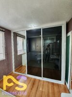 บิ้วอินตู้เสื้อผ้าด้วยประตูบานเลื่อนกระจกอลูมิเนียมพร้อมชั้นวางและราวแขวนเสื้อ