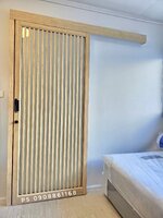 เปลี่ยนประตูห้องให้เป็นประตูบานเลื่อนแขวนอลูมิเนียมลายไม้กระจกฝ้าคาดลายตรงสไตล์ญี่ปุ่น