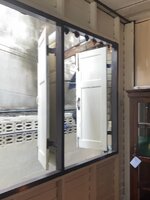 เปลี่ยนหน้าต่างไม้ให้เป็นหน้าต่างบานเลื่อนกระจกอลูมิเนียมพร้อมมุ้งลวด