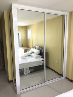 บิ้วท์อินตู้เสื้อผ้าด้วยกระจกอลูมิเนียมพร้อมชั้นวางและราวแขวนเสื้อ อลูมิเนียมสีขาวกระจกเงา