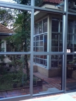 ประตูบานเลื่อนแขวนพร้อมบานตายและช่องแสง อลูมิเนียมสีดำ