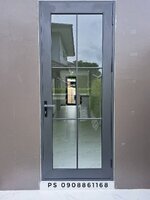 ประตูบานเปิดอลูมิเนียมสีเทาซาฮาร่ากระจกเขียวตัดแสงคาดลายลูกฟักสวยงามกันน้ำกันแมลง100%