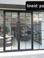 กั้นห้องหน้าตึกแถวด้วยประตูบานสวิงพร้อมบานตายสไตล์ลอฟท์กระจกอลูมิเนียม