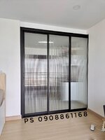 กั้นห้องคอนโดด้วยประตูบานเลื่อนสามบานอลูมิเนียมสีดำกระจกลอนแก้วศุภาลัยปาร์คตลาดพลู