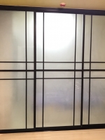 กั้นห้องประตูบานเลื่อนสามบานด้วยกระจกฝ้าอลูมิเนียมสีดำพร้อมแปะคิ้วลูกฟักสีดำเพื่อเพิ่มความสวยงาม