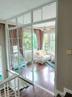 กั้นห้องหน้าบันไดด้วยประตูบานเลื่อนอลูมิเนียมสีขาวกระจกใสสไตล์ยุโรป