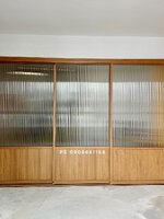 กั้นห้องนอนด้วยประตูบานเลื่อนอลูมิเนียมลายไม้สักทองกระจกลอนแก้ว