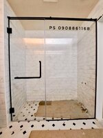 กั้นแบ่งส่วนเปียกแห้งในห้องน้ำด้วยกระจกเทมเปอร์ใส อุปกรณ์สแตนเลสสีดำ